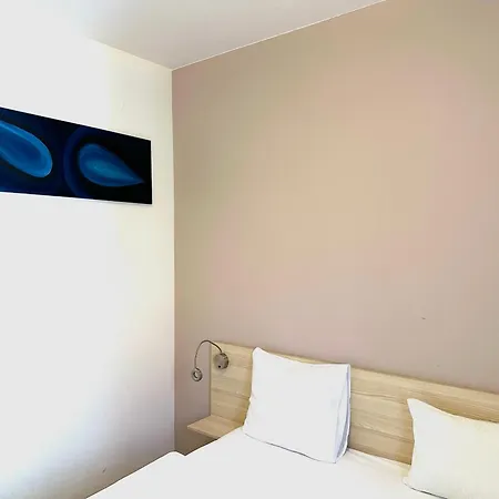 Prime - Modern 3 Bedroom Family & Parking Included