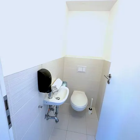 Prime - Modern 3 Bedroom Family & Parking Included *