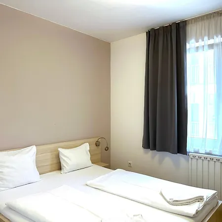 Prime - Modern 3 Bedroom Family & Parking Included *