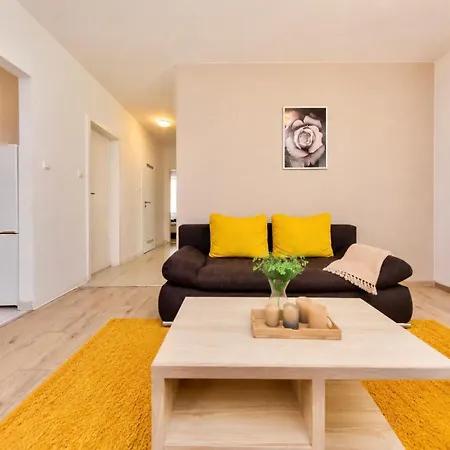 Prime - Modern 3 Bedroom Family & Parking Included Lejlighed *