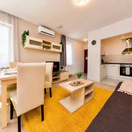 Prime - Modern 3 Bedroom Family & Parking Included Lejlighed