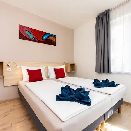 Prime - Modern 3 Bedroom Family & Parking Included *