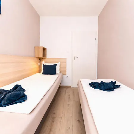 Prime - Modern 3 Bedroom Family & Parking Included Budapest