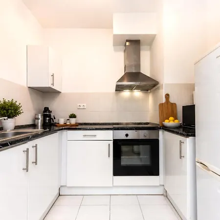 Prime - Modern 3 Bedroom Family & Parking Included Апартаменты *