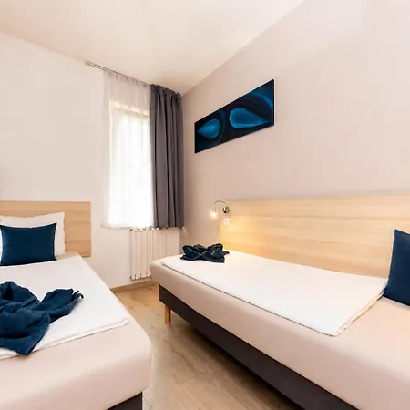 Prime - Modern 3 Bedroom Family & Parking Included