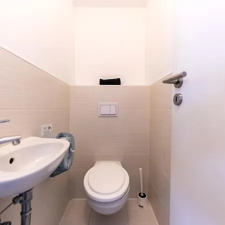 Prime - Modern 3 Bedroom Family & Parking Included